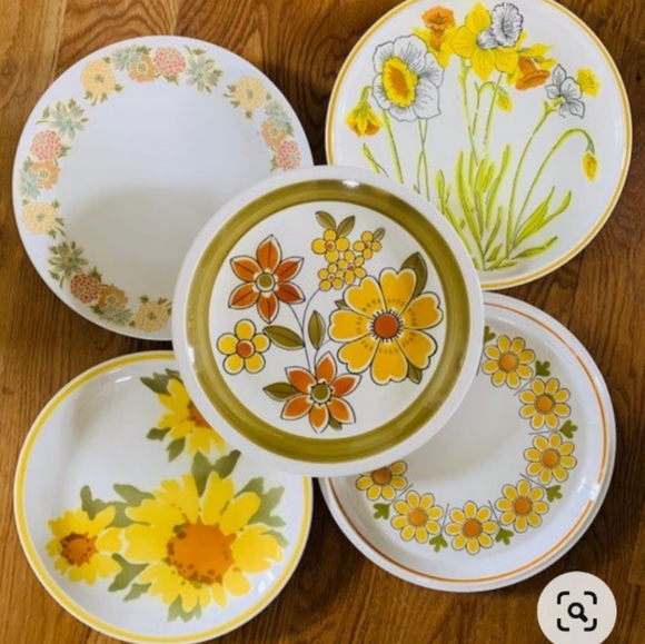 Set of 4 Bright Yellow 6.25" Plates w/ Zinnias - Picture 6 of 7